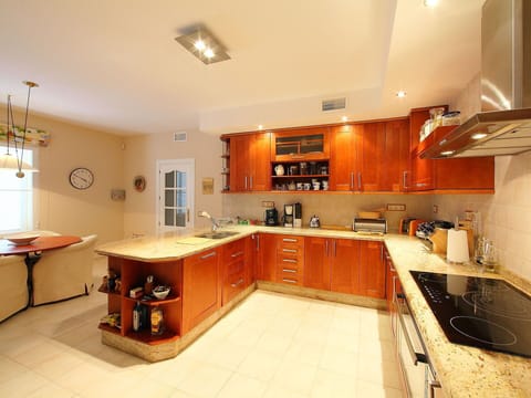 Countertop, Property, Room, Cabinetry, Furniture, Kitchen, Building, Interior Design, Ceiling, Floor