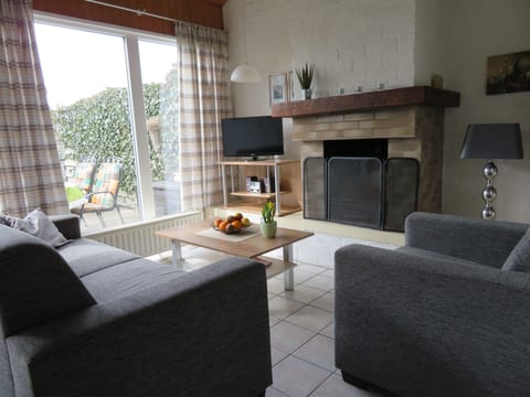 Living area | TV, fireplace, table tennis, stereo