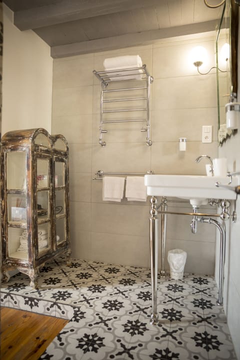 Combined shower/tub, hair dryer, towels, soap