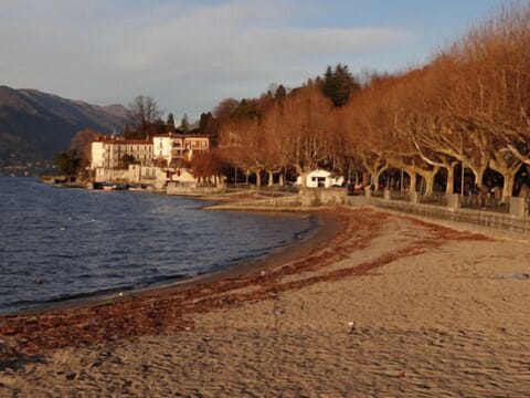 Beach nearby, sun loungers, beach towels