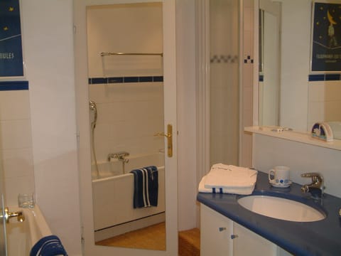 Combined shower/tub, hair dryer, towels