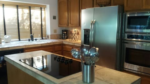 Fully Equipped Kitchen with Ceramic Cooktop and Modern Appliances