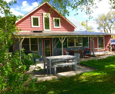 Shady and functional outdoor yard, outdoor seating for 8+. Bring on summer BBQ!
