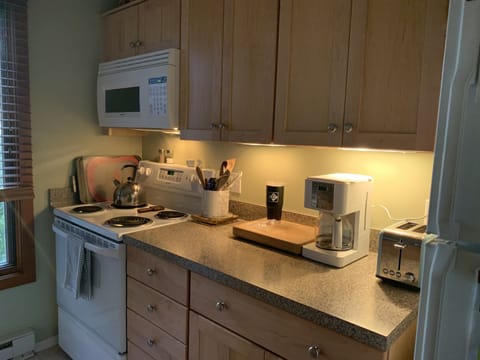 Fridge, microwave, dishwasher, coffee/tea maker