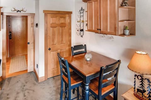 Dining Seating for 6 (3 at table, 3 at the bar at the kitchen counter)