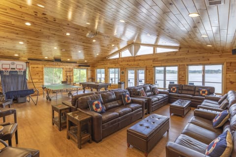 Gathering-Game Room has 7 sofas, 4 ottomans & has expansive views of Stone Lake.