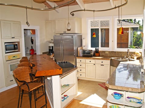 Spacious and Contemporary Kitchen