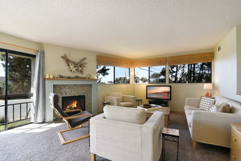 This nice Cayucos home has a great layout and is only 2 blocks to the beach