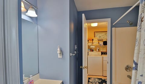 Combined shower/tub, towels