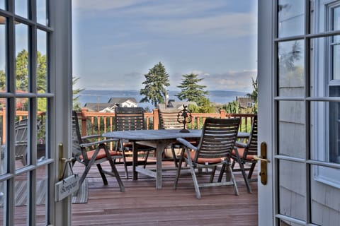 View from the kitchen. Easy access to the deck.

