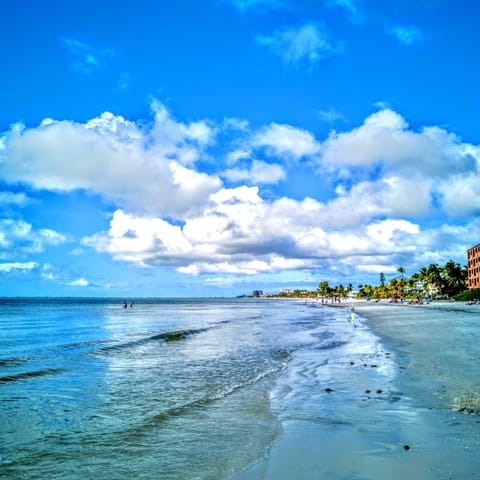 Beach nearby, sun loungers, beach towels