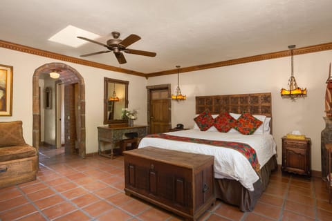 Casita Antigua has a king bed, full kitchen. City of Palm Springs #1623