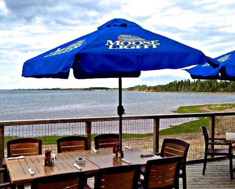 Sou west Bar, Sutherland's and Carr's Oyster Bar feature the best local cuisine.