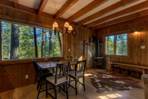 Gas stove, central heating and triple pane windows keeps the cabin toasty