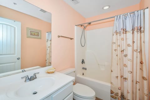 Combined shower/tub, hair dryer, towels