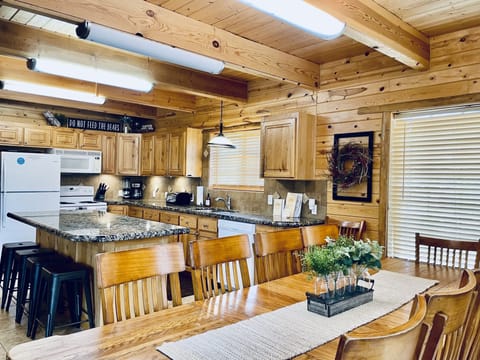 Private kitchen | Fridge, microwave, oven, stovetop