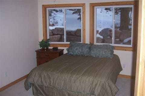 Guest Unit Quenn Bedroom. Shared bathroom w/ 3rd bedroom w/ trundle bed. 
