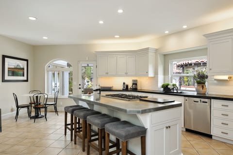 large updated eat in kitchen