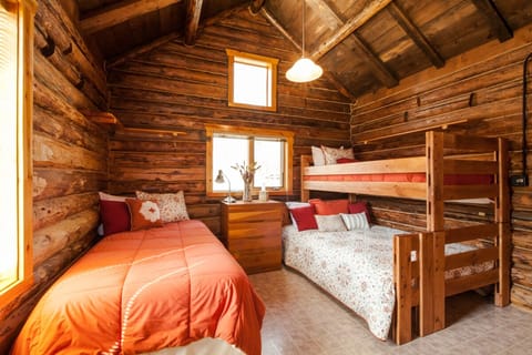 3 bedrooms, premium bedding, desk, travel crib
