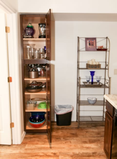 All kinds of pots & pans, bowls, baking dishes, even a pizza stone. Shelves too.