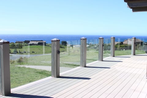 SPACIOUS DECK: Beautiful Ocean Views!!(2nd Floor)