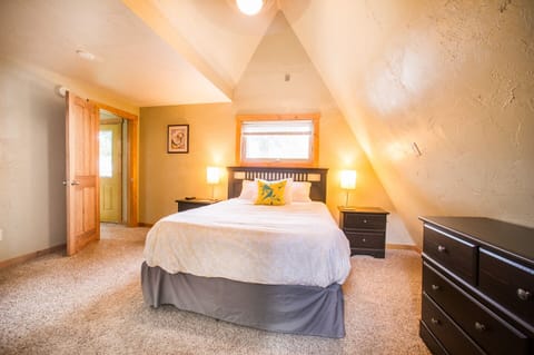 Super comfy queen bed 4 inch memory foam top. Tv in bedroom watch some Netflix