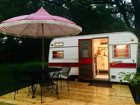 Miss Ruby - 13' of cozy & clean!  Fully Renovated with climate control.
