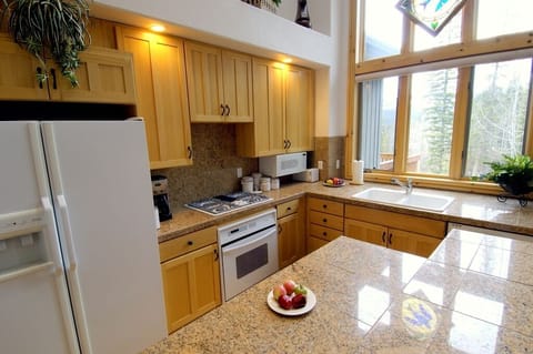 Gourmet kitchen, fully equipped, with granite countertops and gas range