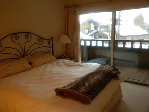 2nd Bedroom w King Bed & Full Bath, view of Baldy Mountain