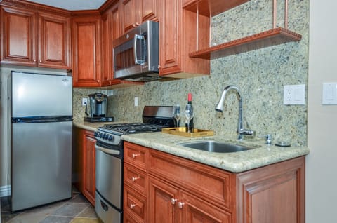 Fully equipped kitchen: spices,dishes, utensils. Keuhrig machine/pods. Drip too