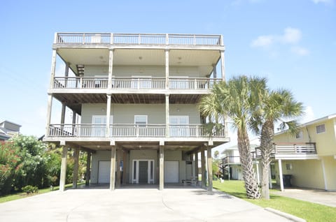 Large driveway and cover area for outdoor cooking