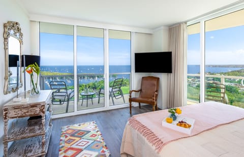 Wake up to this unobstructed bay views. Relax in the balcony and create great me