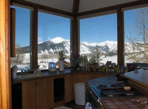 270' incredible views -Newly remodeled kitchen w/granite & stainless appliances