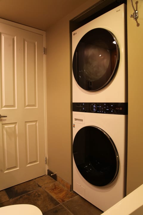 Combined shower/tub, hair dryer, towels