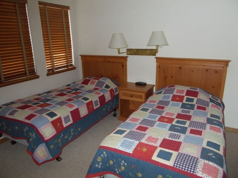 Bedroom with 2 twin beds