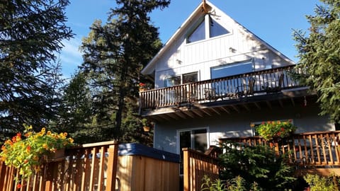 Steller Jay Chalet #1 -stairs, 3 levels w hot tub, books here- 1 of 3 chalets