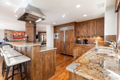 Bar seating for 4, fully stocked chef's kitchen!