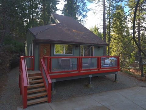 Yosemite Paradise Chalet has 2bedrooms, 2 bathrooms, full kitchen and easy access
