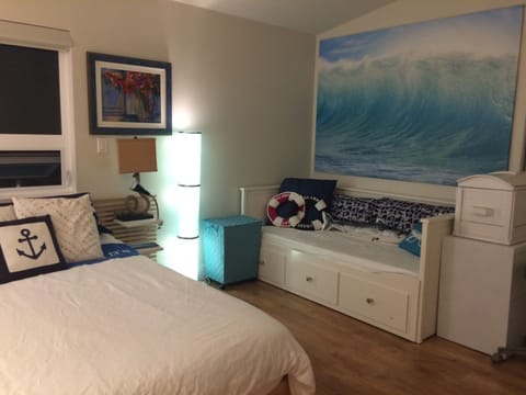 Twin bed in the same bedroom as the queen sized bed