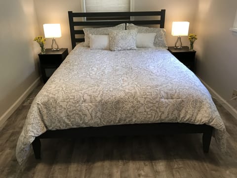 Comfy Queen Bed and Cozy Linens 