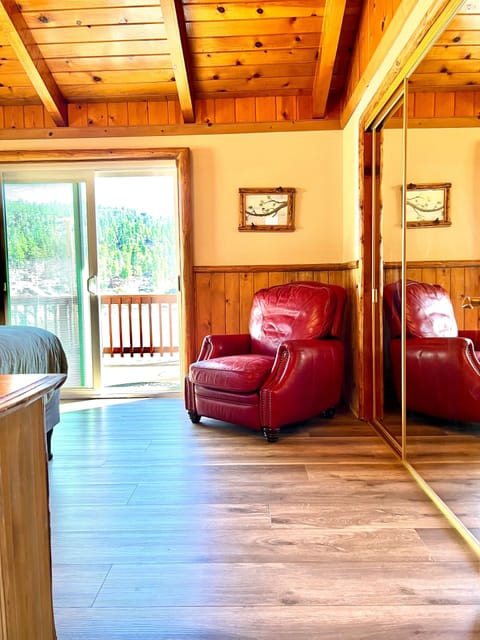 Upstairs bedroom, lake view with king Sleep Number bed