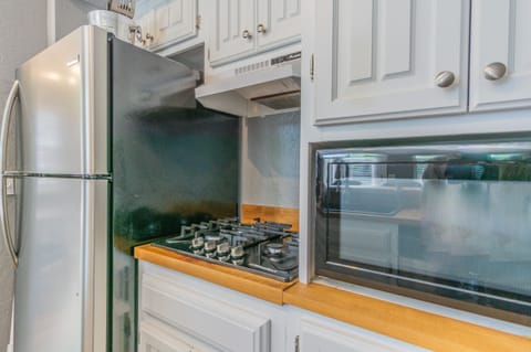 Full-size fridge, microwave, stovetop, dishwasher