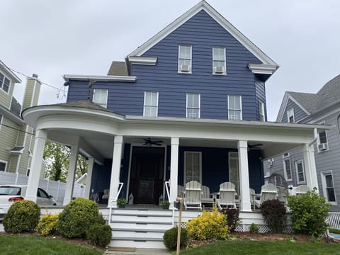 Three story Victorian with off street parking 2 blocks from beach 