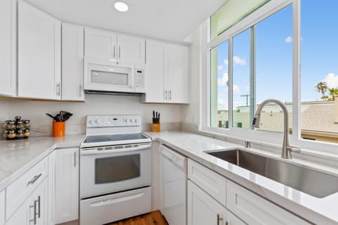 Bayfront North Newly Renovated Kitchen with waterviews!