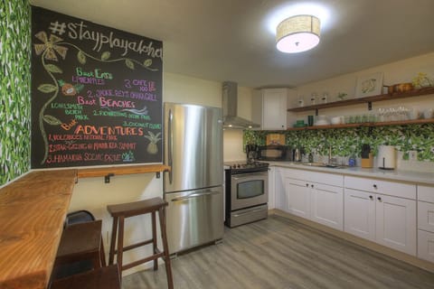 Private kitchen | Fridge, microwave, oven, stovetop