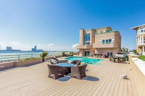 Ultimate Beach Deck~Entertainment and Relaxation!