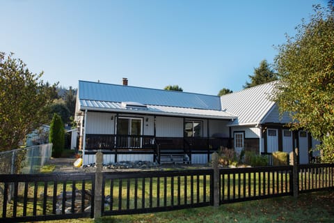Sea Glass Guest House, with fully-fenced yard