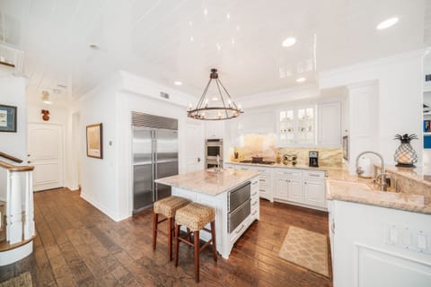 Fully equipped gourmet Kitchen w/ gas range, 2 ovens, warming drawer & Sub Zero.