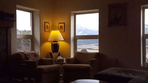 Reading nook with Cottonwood Peak in the background