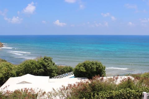 Beach nearby, sun loungers, beach towels